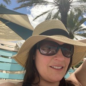 Meet your Posher, Caroline